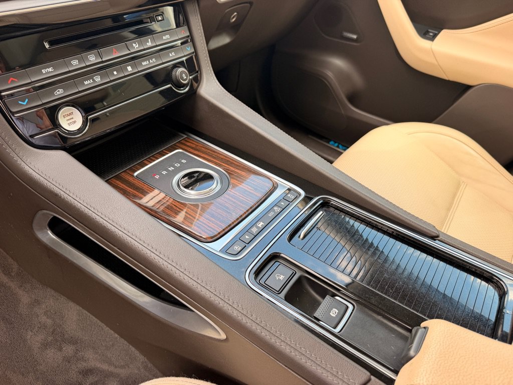 Used 2019 Jaguar F-PACE Prestige AWD/4WD image 12