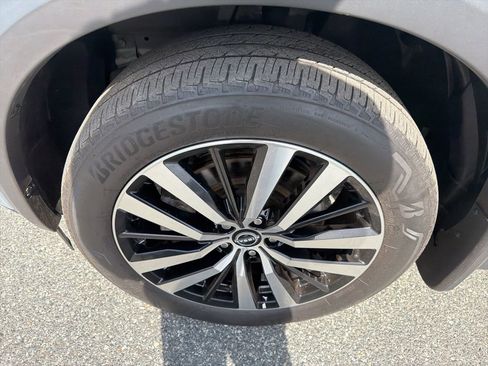 Used 2023 Nissan Pathfinder Platinum image 11