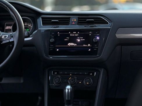 Used 2021 Volkswagen Tiguan SE w/ Panoramic Sunroof Package image 19