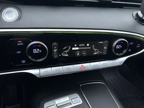 Used 2022 Genesis GV70 2.5T w/ Advanced Package image 16