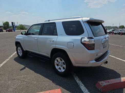 Used 2017 Toyota 4Runner SR5 AWD/4WD image 6