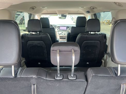 Used 2023 Chrysler Pacifica Touring-L FWD image 27