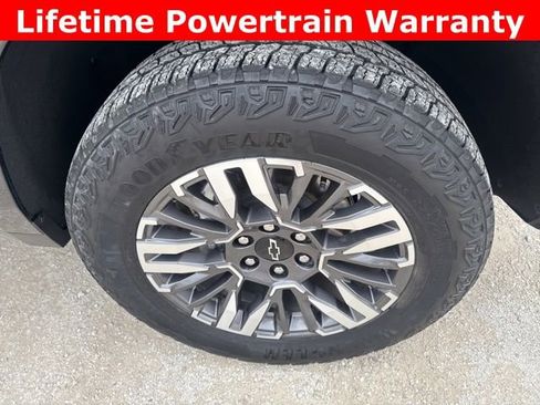 Used 2025 Chevrolet Suburban Z71 image 30