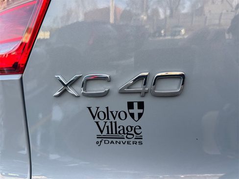 Certified 2025 Volvo XC40 B5 Plus image 8