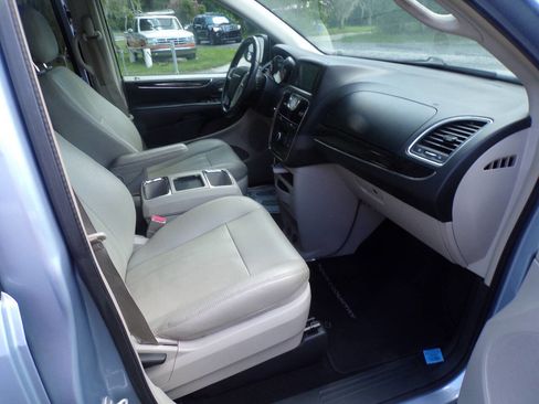 Used 2013 Chrysler Town & Country Touring image 10