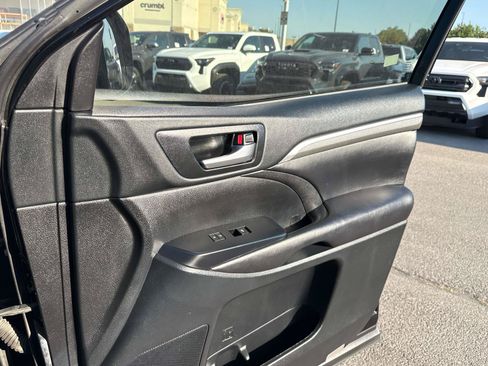 Used 2018 Toyota Highlander SE w/ Carpet Mat Package (TMS) AWD/4WD image 22