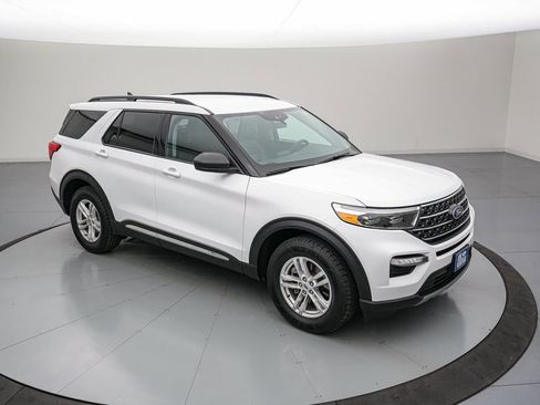 Certified 2024 Ford Explorer XLT w/ Equipment Group 202A AWD/4WD image 3