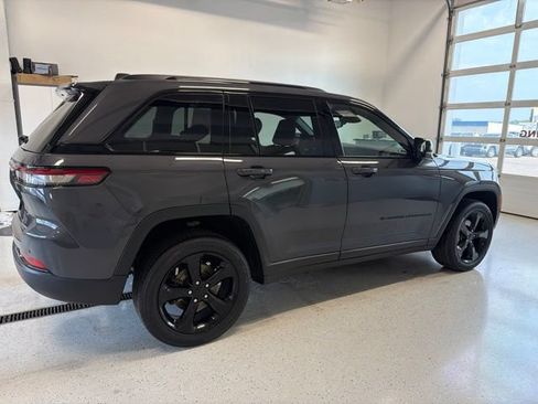Used 2023 Jeep Grand Cherokee Altitude AWD/4WD image 9