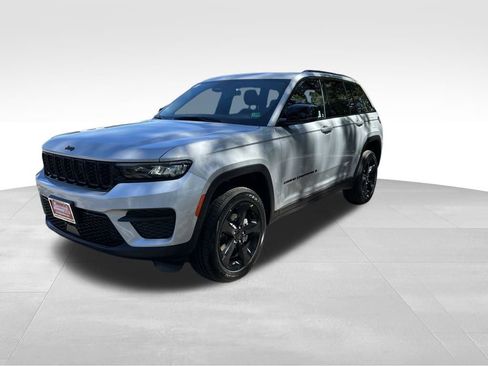 Used 2025 Jeep Grand Cherokee Altitude AWD/4WD image 2