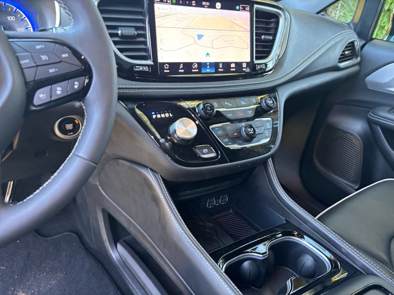 Used 2025 Chrysler Pacifica Limited FWD image 45
