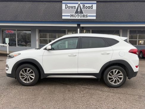 Used 2017 Hyundai Tucson SE image 2