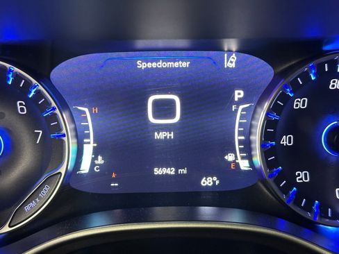 Used 2024 Chrysler Pacifica Touring-L FWD image 3