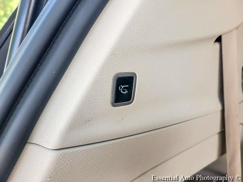 Used 2023 Chrysler Pacifica Touring-L FWD image 27