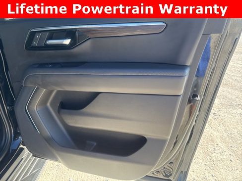 Used 2025 Chevrolet Suburban LS image 21