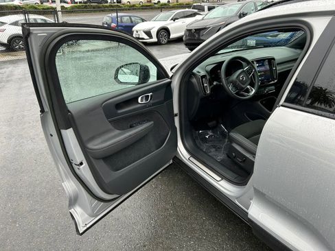 Used 2023 Volvo XC40 Recharge Plus image 9