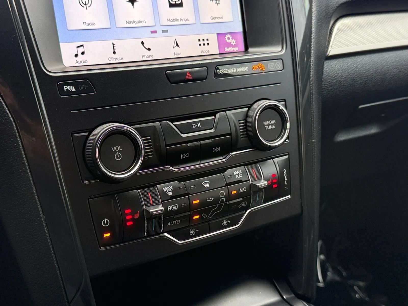 Used 2019 Ford Explorer XLT w/ Equipment Group 202A AWD/4WD image 38