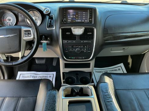 Used 2016 Chrysler Town & Country Touring FWD image 20