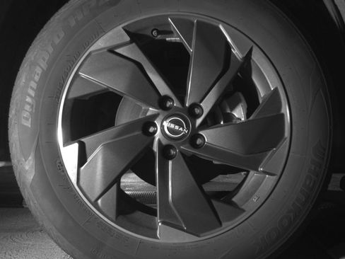 Used 2025 Nissan Rogue SV AWD/4WD image 16