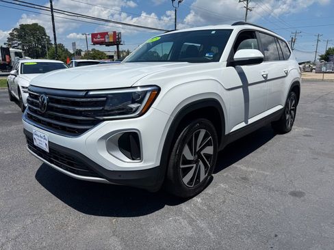 Used 2025 Volkswagen Atlas SE AWD/4WD image 3