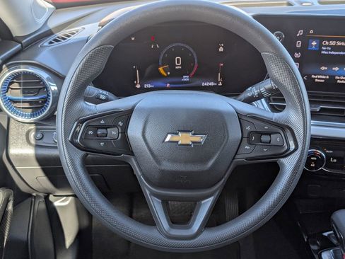 Used 2025 Chevrolet Trax LT FWD image 15