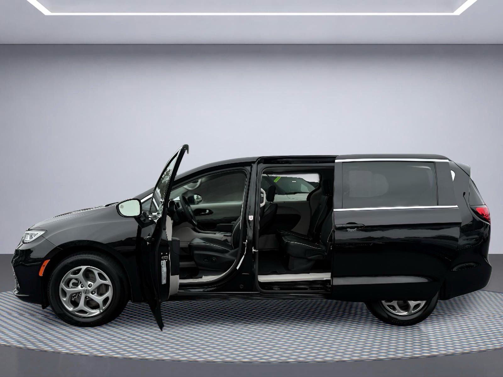 Used 2024 Chrysler Pacifica Limited FWD image 14