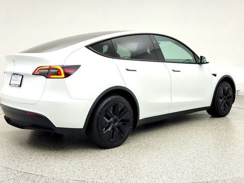 Used 2024 Tesla Model Y Long Range RWD image 5