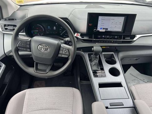 Certified 2026 Toyota Sienna LE AWD/4WD image 17