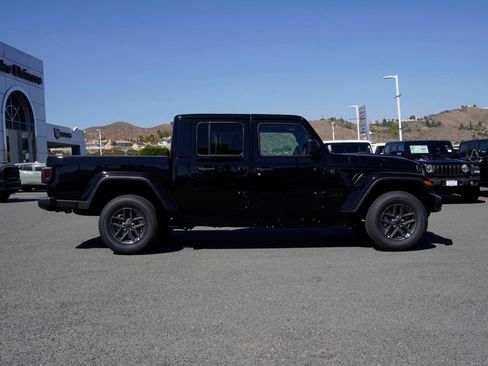 New 2026 Jeep Gladiator Sport AWD/4WD image 3