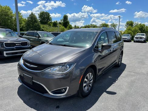 Used 2020 Chrysler Pacifica Touring-L Plus FWD image 1