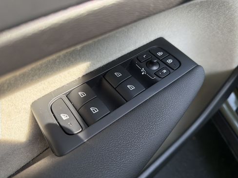 Certified 2023 Volvo XC40 B5 Plus AWD/4WD image 15