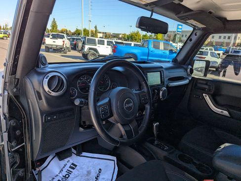 Used 2013 Jeep Wrangler Unlimited Rubicon w/ Connectivity Group AWD/4WD image 12
