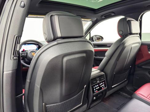 Used 2024 Porsche Cayenne image 38