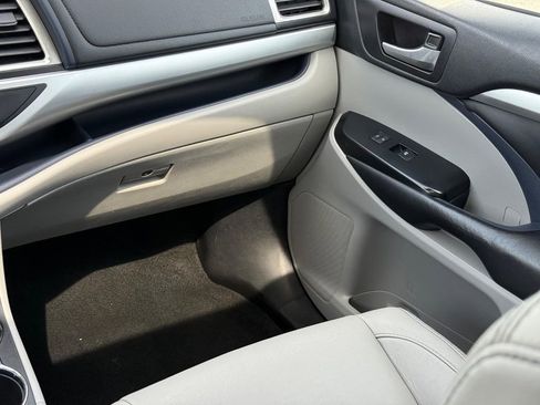 Used 2018 Toyota Highlander XLE image 15