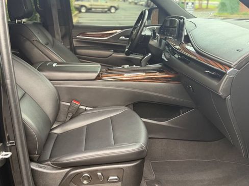 Used 2024 Cadillac Escalade ESV Luxury RWD image 15