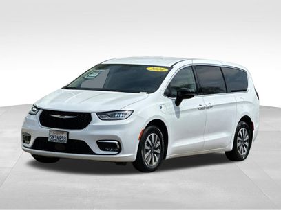 Used 2024 Chrysler Pacifica Select