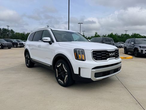 Used 2025 Kia Telluride S FWD image 3