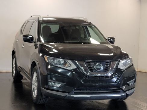 Used 2018 Nissan Rogue SV w/ Premium Package image 2