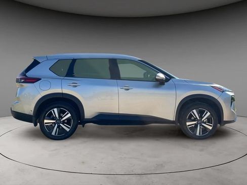 Certified 2025 Nissan Rogue SL w/ SL Premium Package FWD image 4