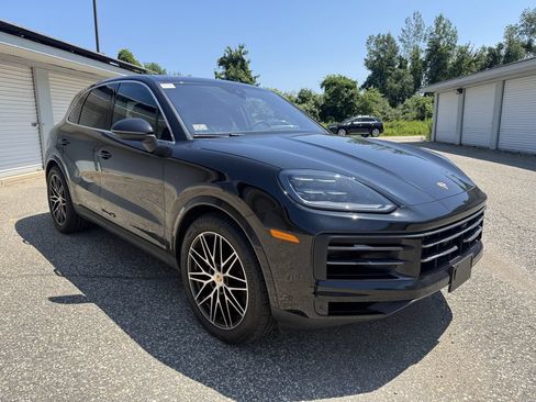 Used 2025 Porsche Cayenne AWD/4WD image 7
