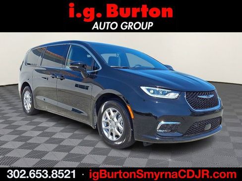 New 2026 Chrysler Pacifica Select image 1