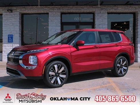 New 2025 Mitsubishi Outlander SE image 1