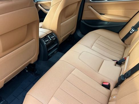 Used 2023 BMW 530e w/ Convenience Package image 4