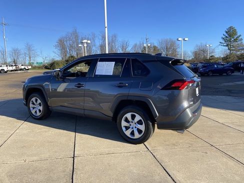 Used 2021 Toyota RAV4 LE image 7