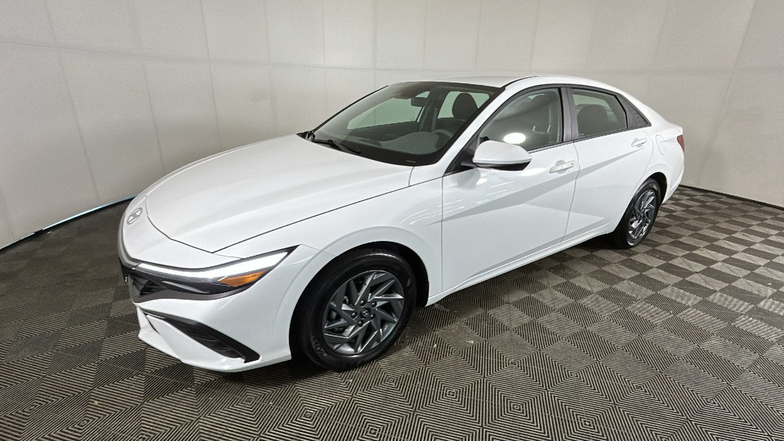 Used 2025 Hyundai Elantra Hybrid FWD image 8