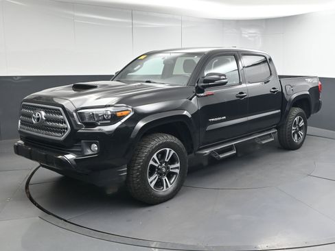 Used 2017 Toyota Tacoma TRD Sport image 8