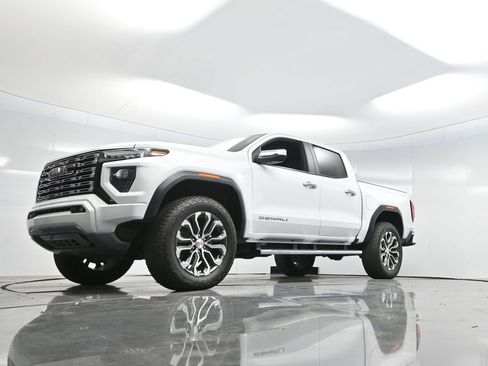 Used 2024 GMC Canyon Denali image 43