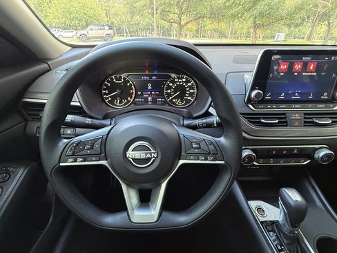 Used 2025 Nissan Altima 2.5 SV FWD image 34