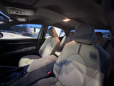 Used 2023 Toyota Camry SE image 12