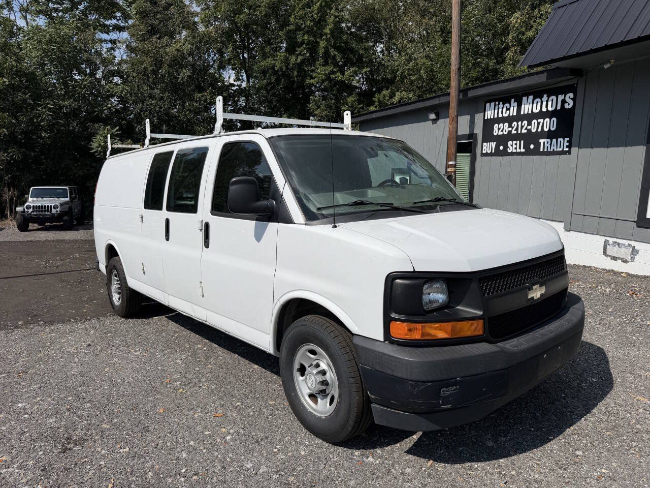 Used 2017 Chevrolet Express 3500 Extended RWD image 4