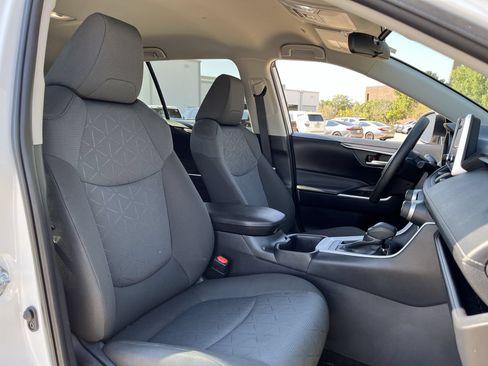Used 2025 Toyota RAV4 XLE FWD image 25